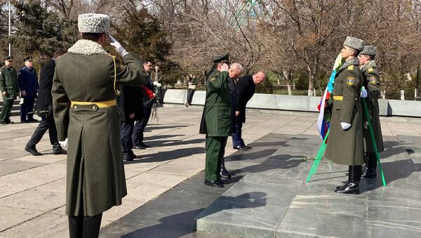 Сотрудники российского посольства во главе с послом Сергеем Копыркиным возложили цветы к могиле неизвестного солдата в Парке Победы (23 февраля 2021). Еревaн - Sputnik Արմենիա