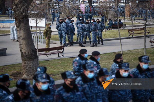 Полиция перекрыла проход к правительственному зданию во время акции протеста оппозиции (23 февраля 2021). Еревaн - Sputnik Армения