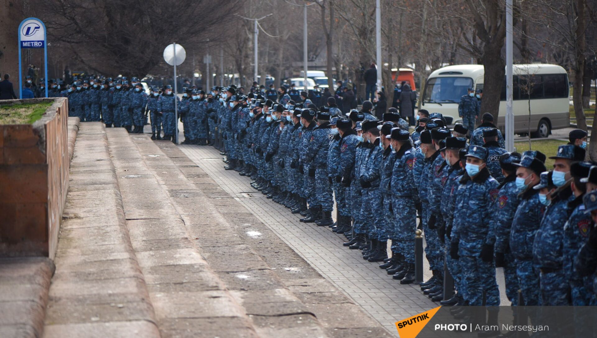 Полиция перекрыла проход к правительственному зданию во время акции протеста оппозиции (23 февраля 2021). Еревaн - Sputnik Արմենիա, 1920, 23.02.2021