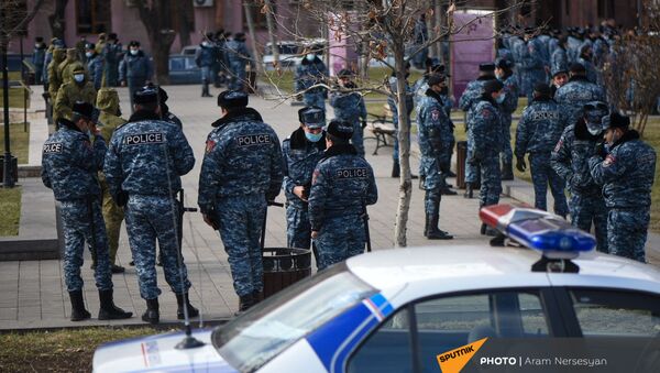 Полиция перекрыла проход к правительственному зданию во время акции протеста оппозиции (23 февраля 2021). Еревaн - Sputnik Արմենիա