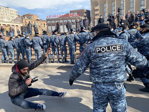Полиция сбивает с ног фоторепортера Sputnik Армения Арама Нерсисяна во время акции протеста оппозиции (23 февраля 2021). Еревaн - Sputnik Армения