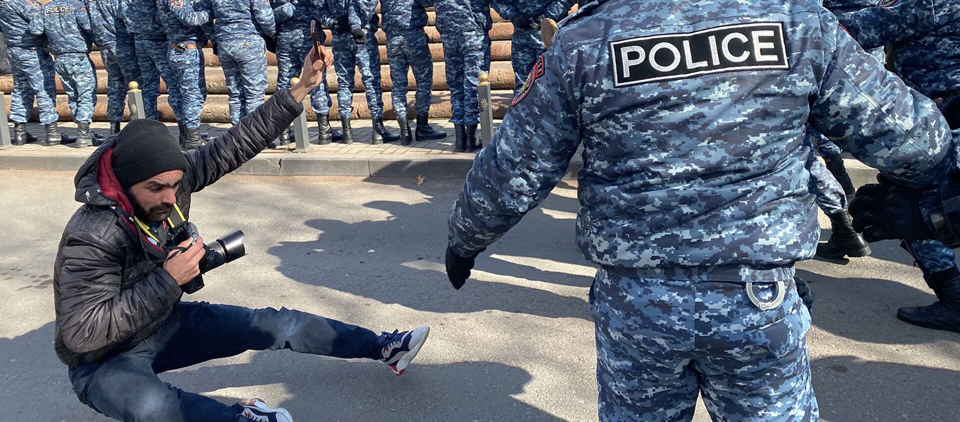 Полиция сбивает с ног фоторепортера Sputnik Армения Арама Нерсисяна во время акции протеста оппозиции (23 февраля 2021). Еревaн - Sputnik Армения, 1920, 23.02.2021