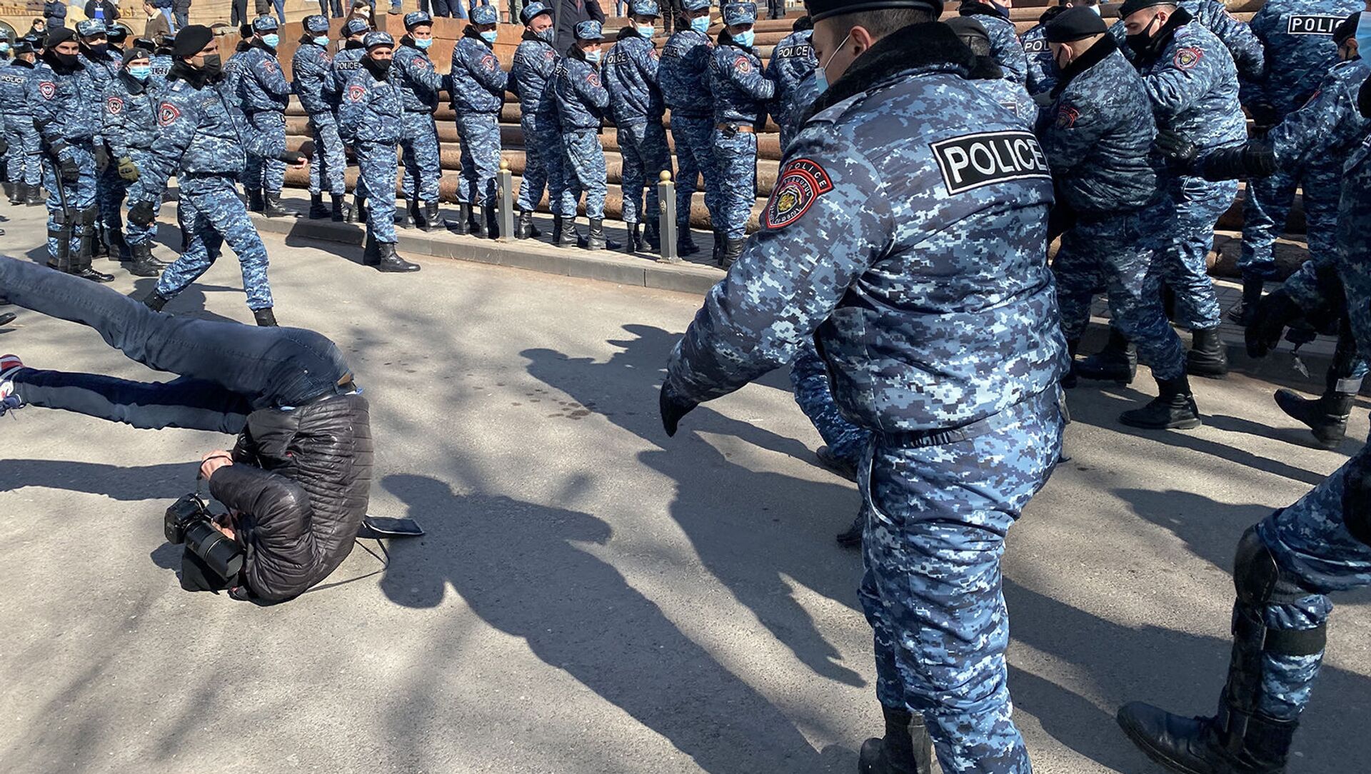 Полиция сбивает с ног фоторепортера Sputnik Армения Арама Нерсисяна во время акции протеста оппозиции (23 февраля 2021). Еревaн - Sputnik Армения, 1920, 24.02.2021