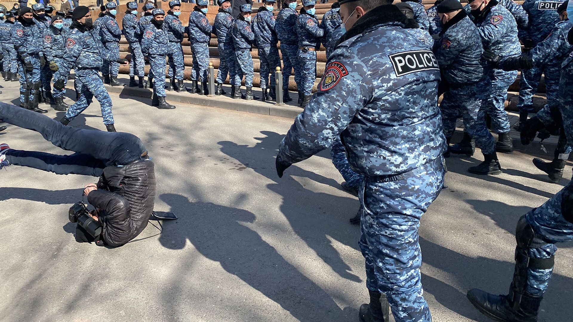 Полиция сбивает с ног фоторепортера Sputnik Армения Арама Нерсисяна во время акции протеста оппозиции (23 февраля 2021). Еревaн - Sputnik Արմենիա, 1920, 24.02.2021