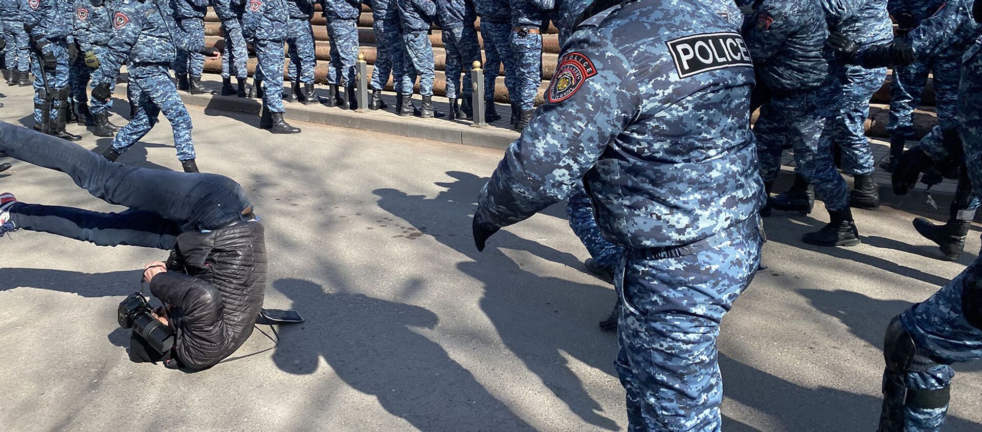 Полиция сбивает с ног фоторепортера Sputnik Армения Арама Нерсисяна во время акции протеста оппозиции (23 февраля 2021). Еревaн - Sputnik Արմենիա, 1920, 23.04.2021
