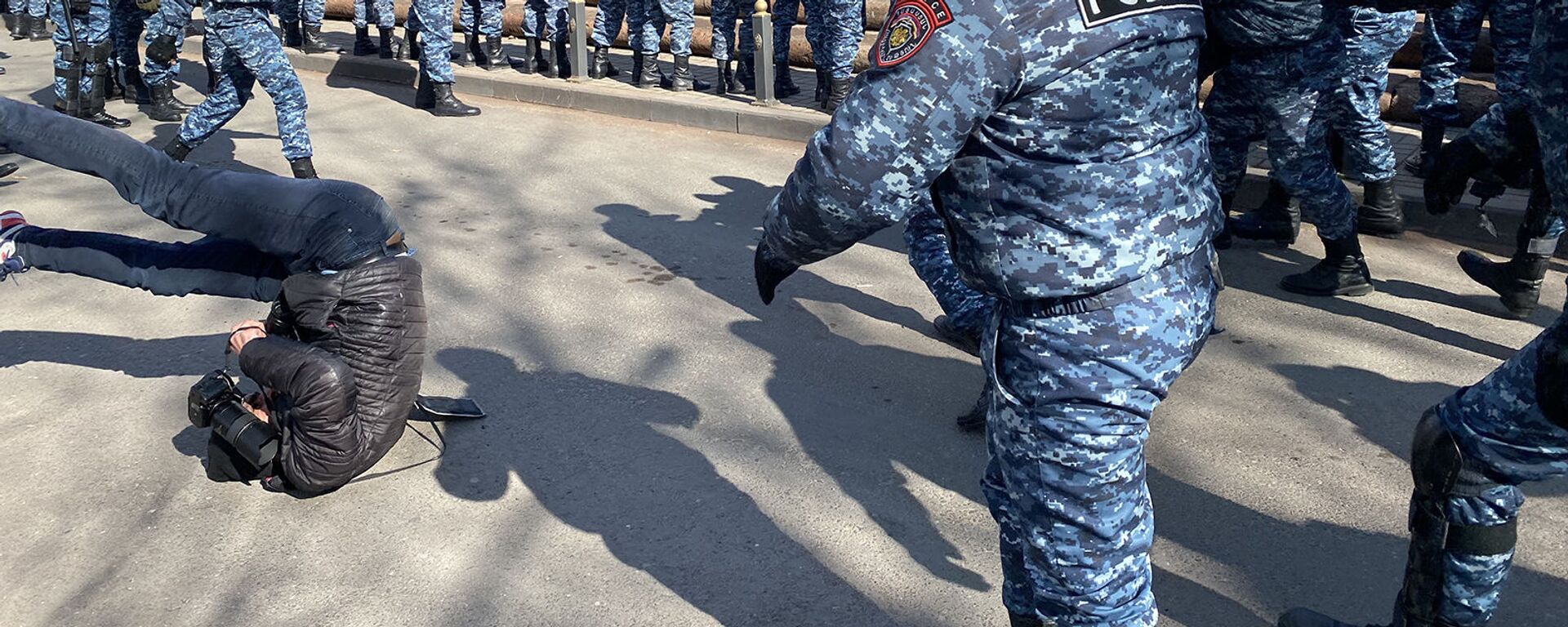 Полиция сбивает с ног фоторепортера Sputnik Армения Арама Нерсисяна во время акции протеста оппозиции (23 февраля 2021). Еревaн - Sputnik Արմենիա, 1920, 23.02.2021