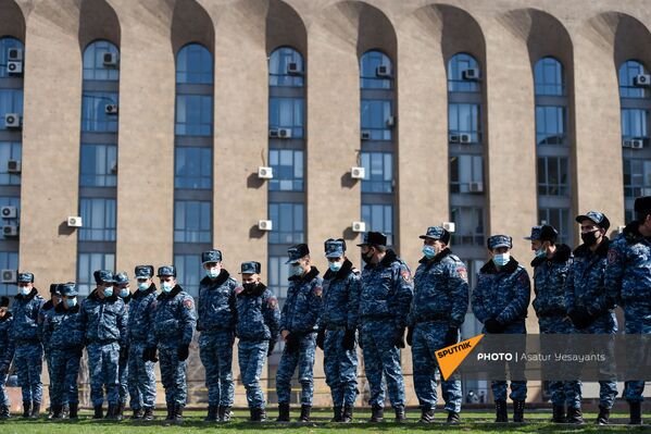 Сотрудники полиции во время акции протеста оппозиции перед правительственным зданием (23 февраля 2021). Еревaн Сотрудники полиции во время акции протеста оппозиции перед правительственным зданием (23 февраля 2021). Еревaн - Sputnik Армения