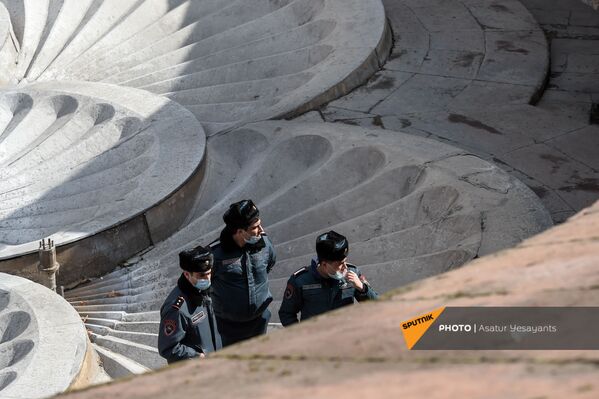 Сотрудники полиции у станции метро Площадь Республики во время акции протеста оппозиции перед правительственным зданием (23 февраля 2021). Еревaн - Sputnik Армения