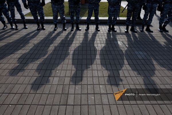 Ոստիկանական ուժերը շրջապատել են կառավարության շենքը. բողոքի ակցիա Երևանում - Sputnik Արմենիա