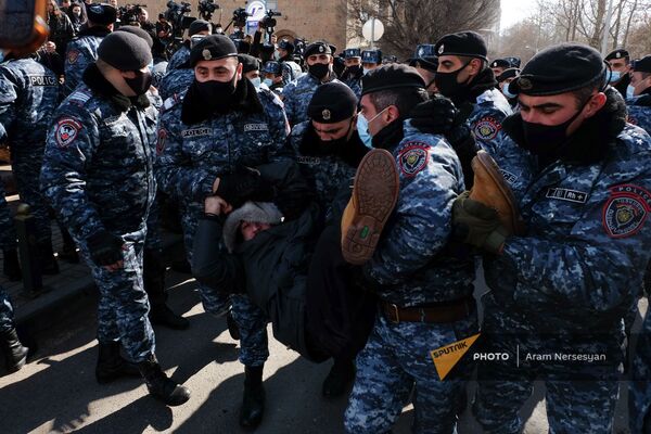 Полиция задерживает оппозиционных активистов во время акции протеста перед правительственным зданием (23 февраля 2021). Еревaн Полиция задерживает оппозиционных активистов во время акции протеста перед правительственным зданием (23 февраля 2021). Еревaн - Sputnik Армения