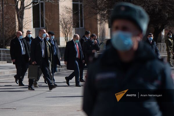Премьер-министр Никол Пашинян выходит из правительственного здания во время акции протеста оппозиции (23 февраля 2021). Еревaн - Sputnik Армения