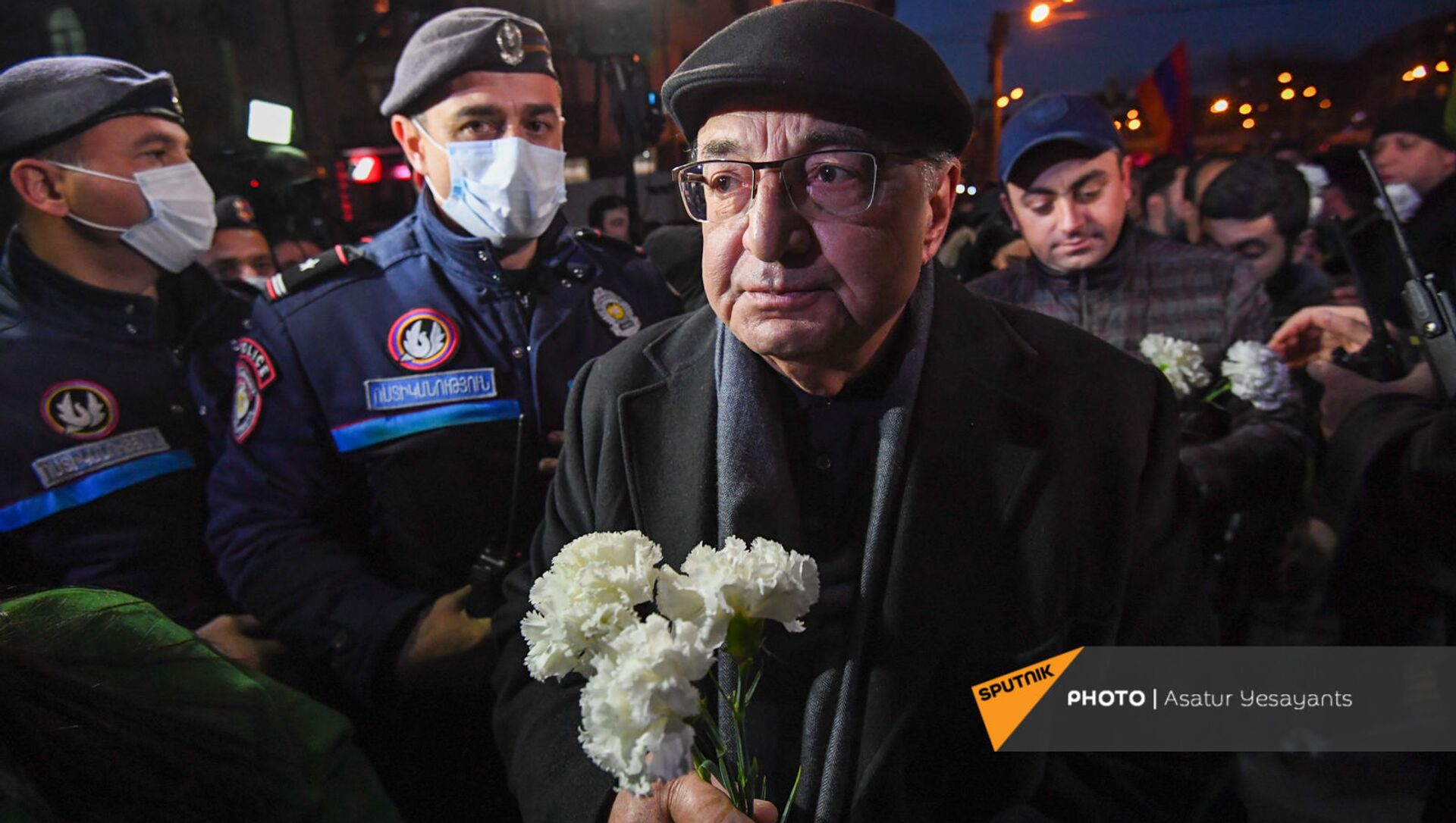 Лидеры оппозиционного Движение по спасению родины возложили цветы к бюсту Арама Манукяна перед зданием полиции Армении (23 февраля 2021). Еревaн - Sputnik Армения, 1920, 23.02.2021
