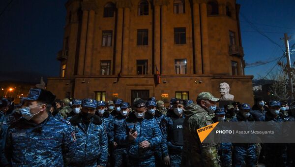 Полицейский кордон перед зданием полиции Армении во время шествия оппозиции (23 февраля 2021). Еревaн - Sputnik Արմենիա