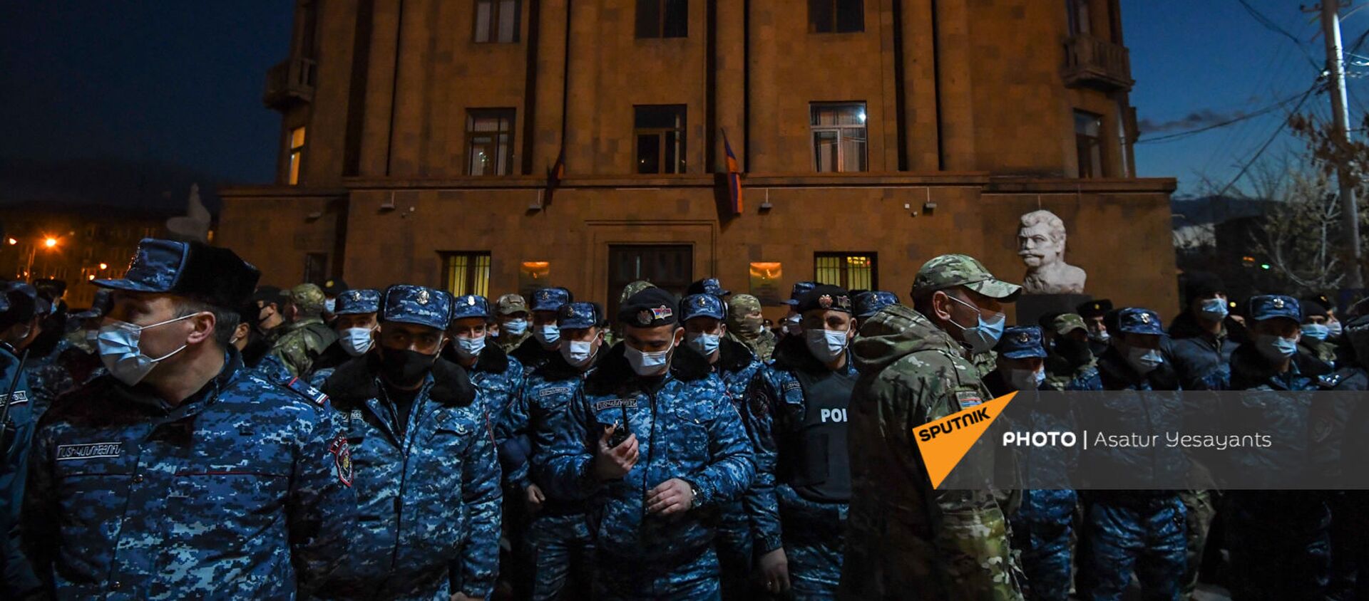 Полицейский кордон перед зданием полиции Армении во время шествия оппозиции (23 февраля 2021). Еревaн - Sputnik Արմենիա, 1920, 23.02.2021