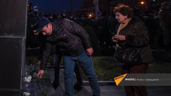 Лидеры оппозиционного Движение по спасению родины возложили цветы к бюсту Арама Манукяна перед зданием полиции Армении (23 февраля 2021). Еревaн - Sputnik Армения