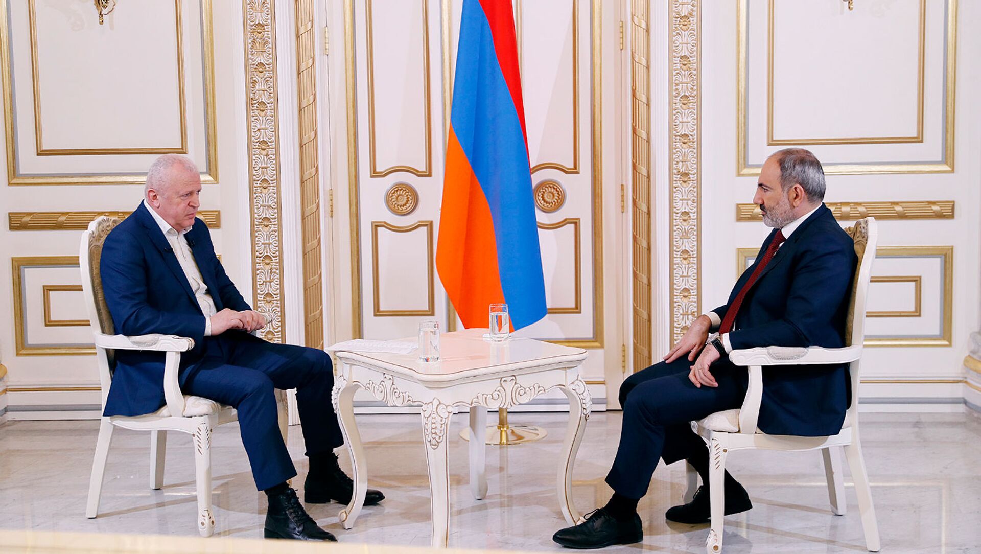 Премьер-министр Никол Пашинян дает интервью журналисту 1in.am Нверу Мнацаканяну - Sputnik Армения, 1920, 23.02.2021