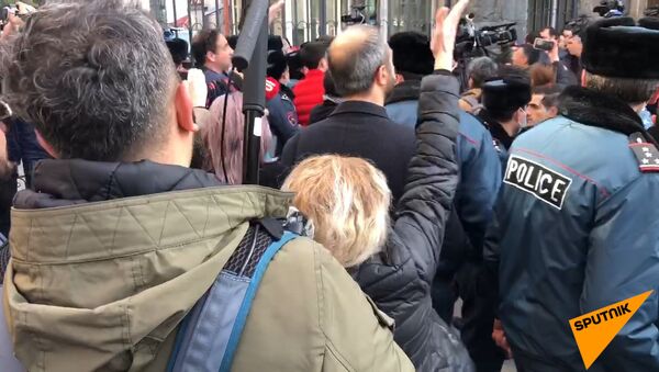 Участники протеста дошли до Армянского государственного экономического университета - Sputnik Армения