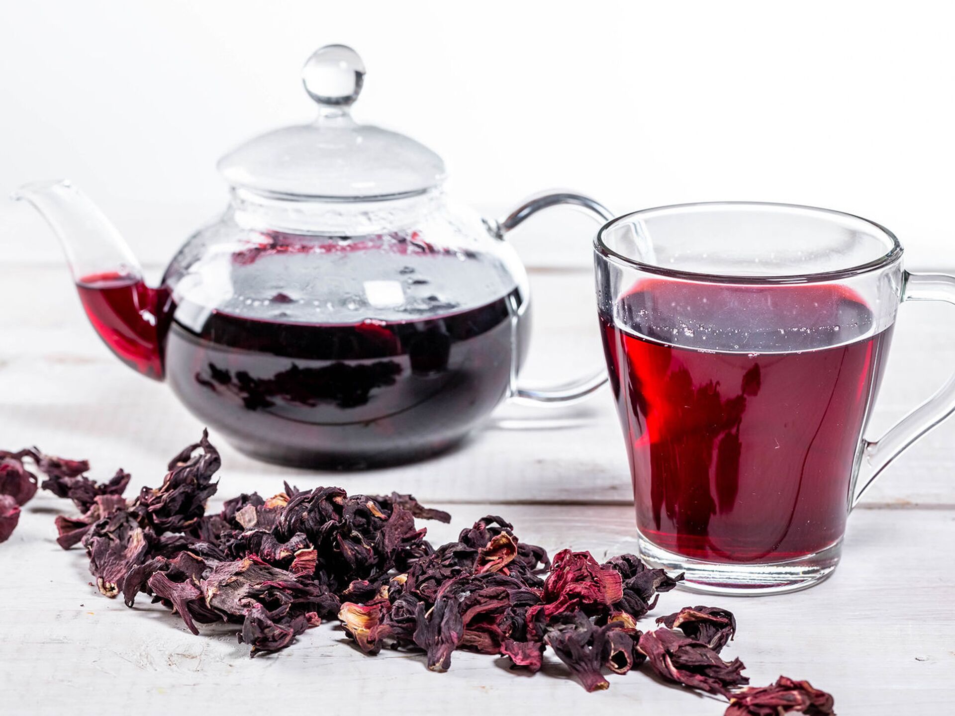 Чай каркаде польза и вред для мужчин. Красный чай каркаде. Чай "каркаде". Каркаде (гибискус). Гибискус чай каркаде.