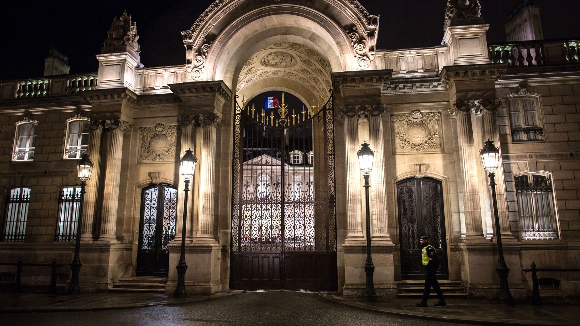Вход в Елисейский дворец, официальную резиденцию президента Франции в Париже - Sputnik Армения, 1920, 24.02.2021