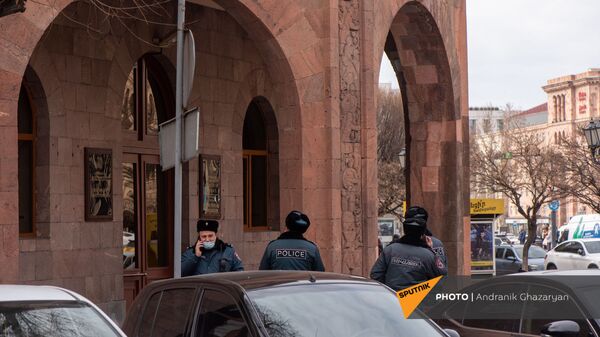 Полиция у здания минфина на площади Республики (25 февраля 2021). Еревaн - Sputnik Армения