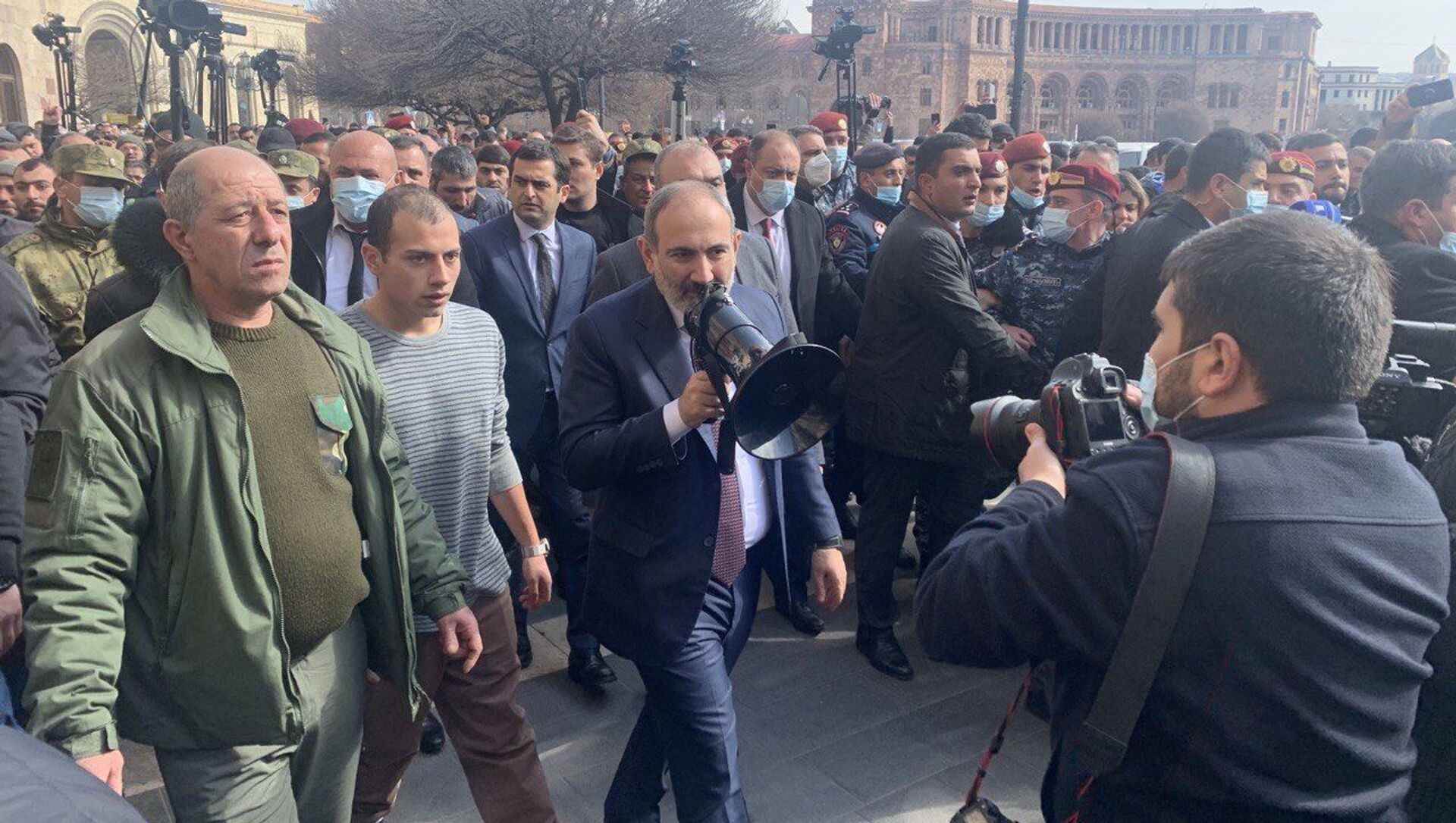 Премьер-министр Никол Пашинян проходит по улицам столицы (25 февраля 2021). Еревaн - Sputnik Արմենիա, 1920, 25.02.2021