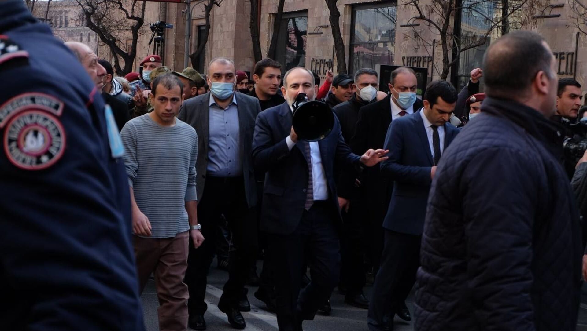 Премьер-министр Никол Пашинян проходит по улицам столицы (25 февраля 2021). Еревaн - Sputnik Армения, 1920, 09.06.2021