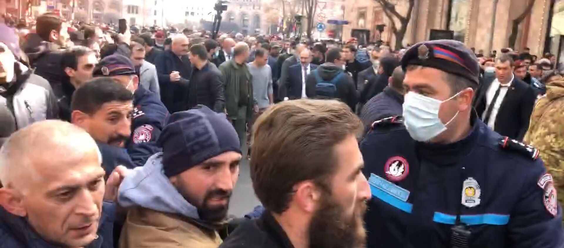 В Ереване проходит шествие во главе с Пашиняном. - Sputnik Արմենիա, 1920, 25.02.2021