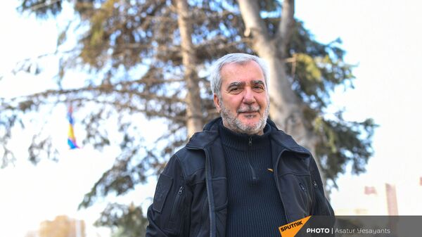 Андраник Кочарян у здания Парламента (25 февраля 2021). Еревaн - Sputnik Армения