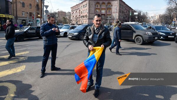Участники митинга на проспекте Баграмяна (25 февраля 2021). Еревaн - Sputnik Армения