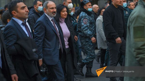 Никол Пашинян и Анна Акопян со сторонниками во время митинга (25 февраля 2021). Еревaн - Sputnik Армения