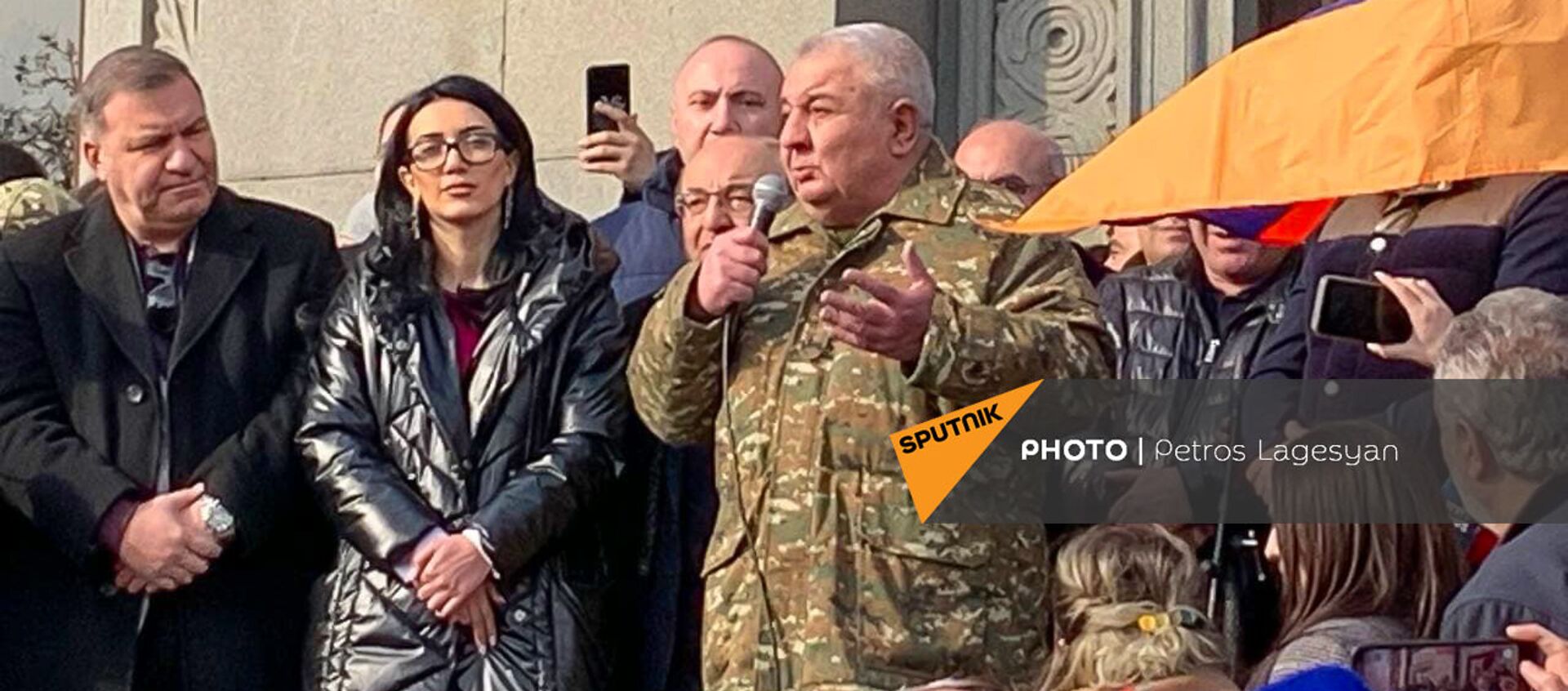 Юрий Хачатуров во время митинга оппозиции на площади Свободы (25 февраля 2021). Еревaн - Sputnik Армения, 1920, 25.02.2021