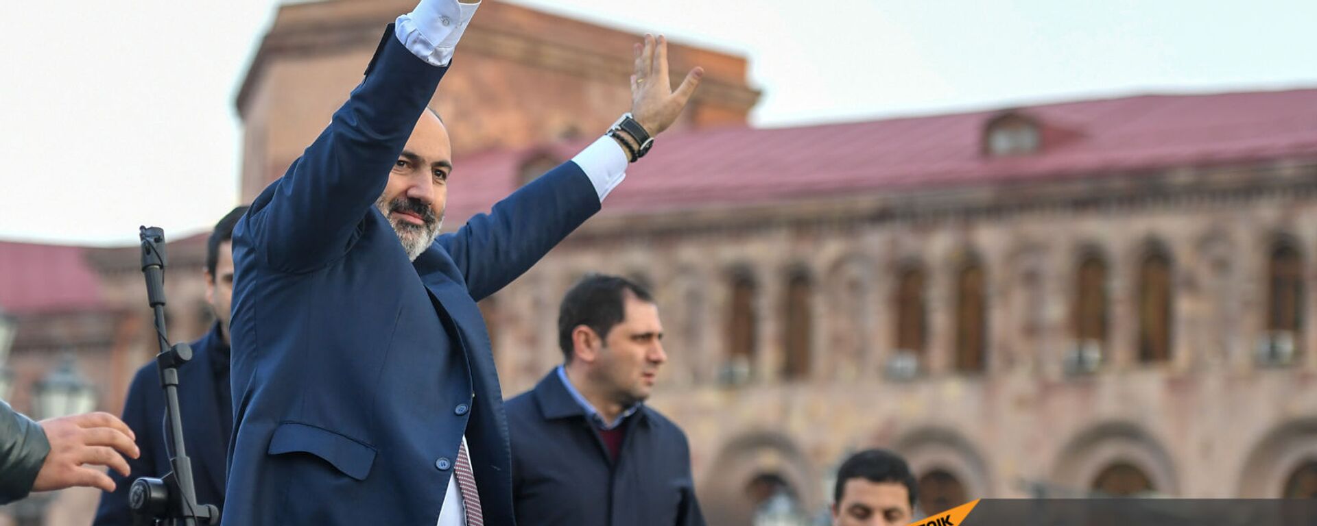 Премьер-министр Никол Пашинян со своими сторонниками во время митинга на площади Республики (25 февраля 2021). Еревaн - Sputnik Արմենիա, 1920, 08.09.2021
