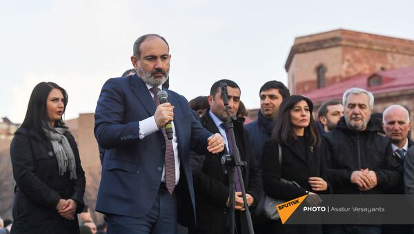 Премьер-министр Никол Пашинян со своими сторонниками во время митинга на площади Республики (25 февраля 2021). Еревaн - Sputnik Армения