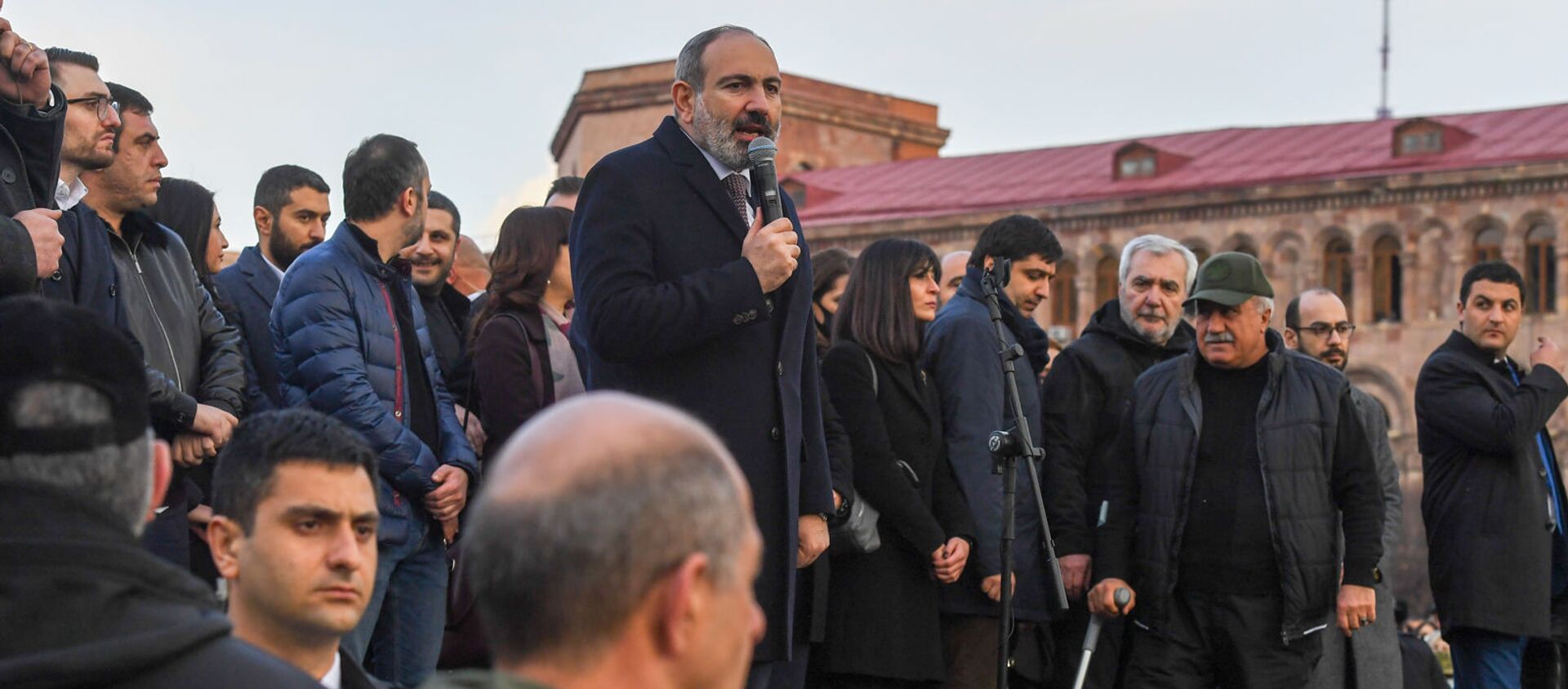 Премьер-министр Никол Пашинян со своими сторонниками во время митинга на площади Республики (25 февраля 2021). Еревaн - Sputnik Արմենիա, 1920, 25.02.2021