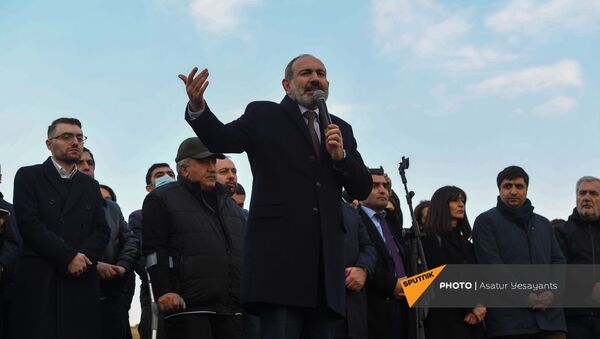 Премьер-министр Никол Пашинян со своими сторонниками во время митинга на площади Республики (25 февраля 2021). Еревaн - Sputnik Армения