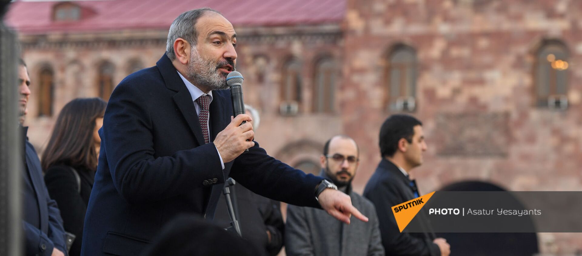 Премьер-министр Никол Пашинян со своими сторонниками во время митинга на площади Республики (25 февраля 2021). Еревaн - Sputnik Արմենիա, 1920, 06.04.2021