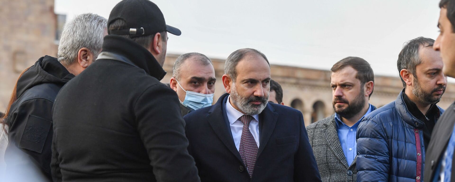 Премьер-министр Никол Пашинян со своими сторонниками во время митинга на площади Республики (25 февраля 2021). Еревaн - Sputnik Армения, 1920