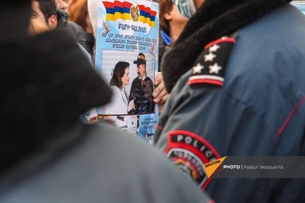 Плакат с изображением Никола Пашиняна и Анны Акопян во время митинга премьера со своими сторонниками (25 февраля 2021). Еревaн - Sputnik Армения