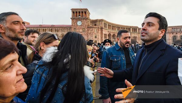 Вице-спикер НС Ален Симонян на площади Республики перед началом митинга Никола Пашиняна (25 февраля 2021). Еревaн - Sputnik Армения