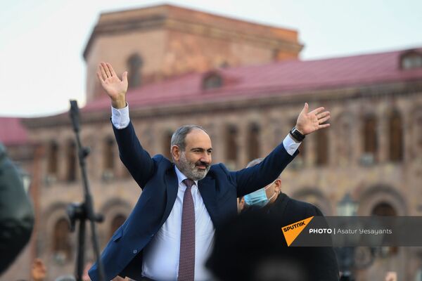 Премьер-министр Никол Пашинян со своими сторонниками во время митинга на площади Республики (25 февраля 2021). Еревaн Премьер-министр Никол Пашинян со своими сторонниками во время митинга на площади Республики (25 февраля 2021). Еревaн - Sputnik Армения