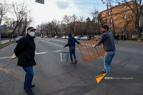 Оппозиционные активисты перекрыли проспект Баграмяна у здания Национального собрания Армении (25 февраля 2021). Еревaн - Sputnik Армения