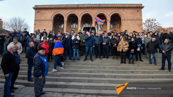 Митинг оппозиции на проспекте Баграмяна у здания Национального собрания Армении (25 февраля 2021). Еревaн - Sputnik Армения