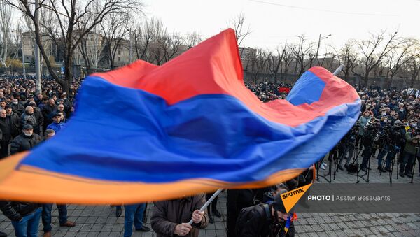 Митинг оппозиции на проспекте Баграмяна у здания Национального собрания Армении (25 февраля 2021). Еревaн - Sputnik Армения