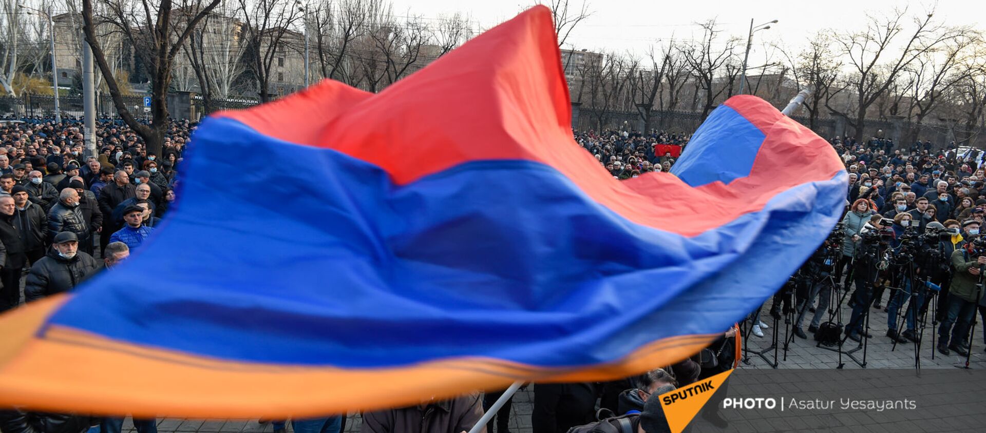 Митинг оппозиции на проспекте Баграмяна у здания Национального собрания Армении (25 февраля 2021). Еревaн - Sputnik Армения, 1920, 07.05.2021