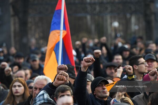Митинг оппозиции на проспекте Баграмяна у здания Национального собрания Армении (25 февраля 2021). Еревaн - Sputnik Армения