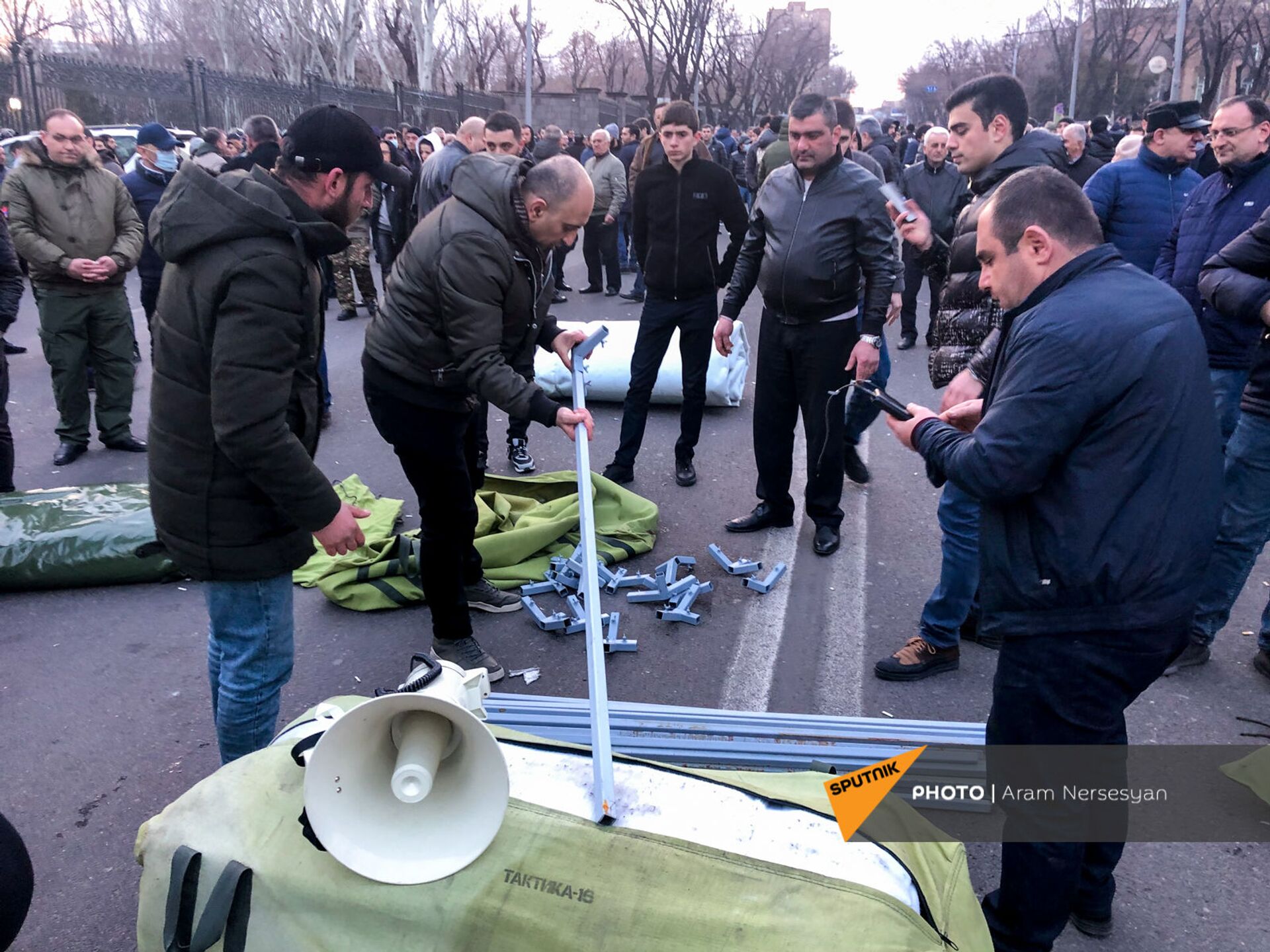 Оппозиция устанавливает палатки у здания парламента Армении Оппозиция устанавливает палатки у здания парламента Армении - Sputnik Армения, 1920, 25.02.2021