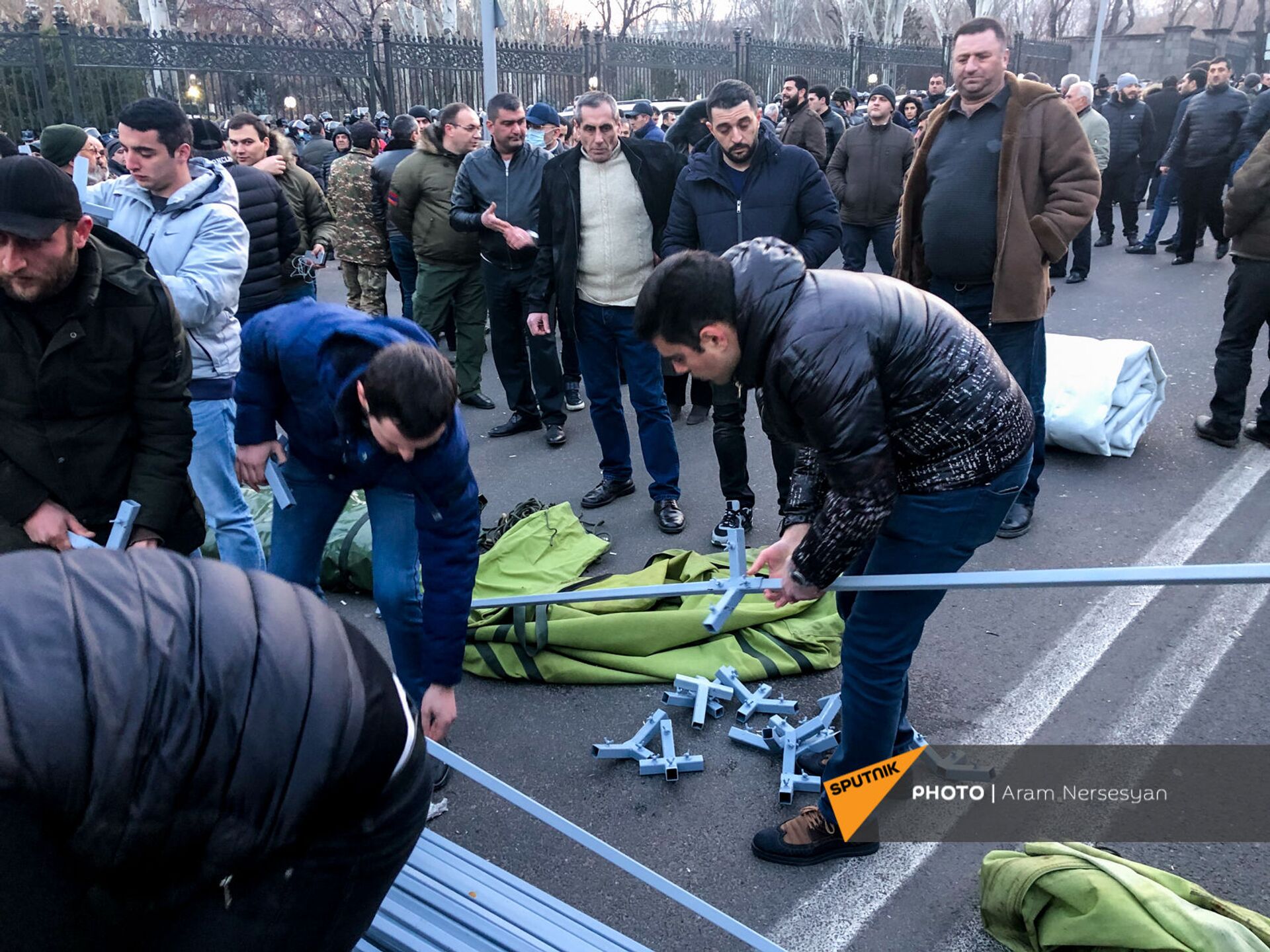 Оппозиция устанавливает палатки у здания парламента Армении Оппозиция устанавливает палатки у здания парламента Армении - Sputnik Армения, 1920, 25.02.2021