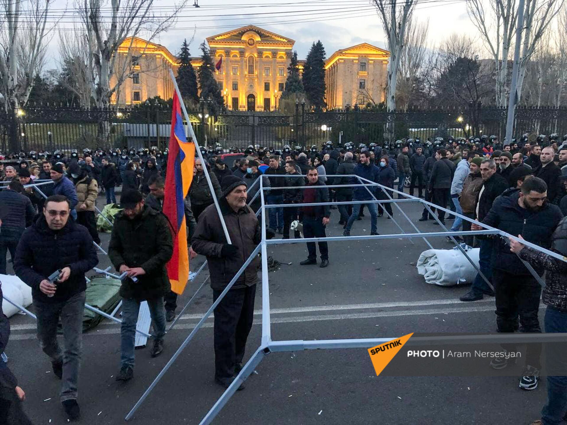 Оппозиция устанавливает палатки у здания парламента Армении - Sputnik Армения, 1920, 25.02.2021