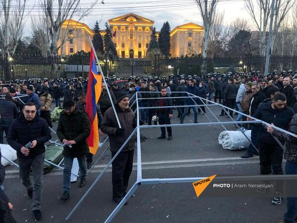 Оппозиция устанавливает палатки на проспекте Баграмяна у здания Национального собрания Армении (25 февраля 2021). Еревaн Оппозиция устанавливает палатки на проспекте Баграмяна у здания Национального собрания Армении (25 февраля 2021). Еревaн - Sputnik Армения