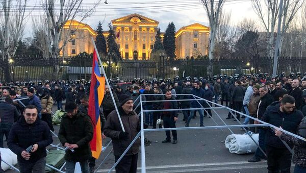 Оппозиция устанавливает палатки на проспекте Баграмяна у здания Национального собрания Армении (25 февраля 2021). Еревaн - Sputnik Արմենիա